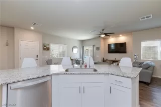 Photo #6: 2412189 Listing 