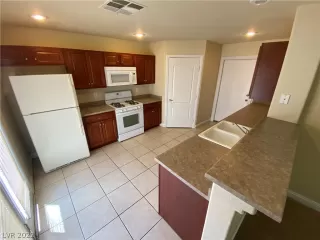 Photo #3: 2412199 Listing 
