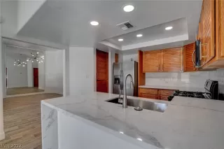 Photo #6: 2412209 Listing 