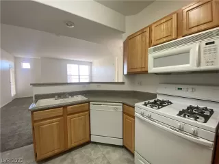 Photo #5: 2412256 Listing 