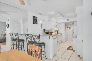 Photo #4: 2412277 Listing