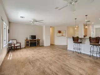 Photo #4: 2412289 Listing