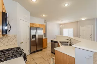 Photo #3: 2412413 Listing