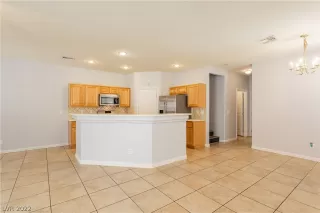 Photo #5: 2412413 Listing