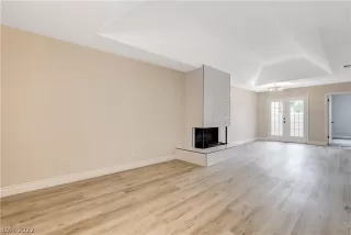 Photo #4: 2412453 Listing