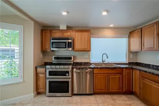 Photo #5: 2412481 Listing 