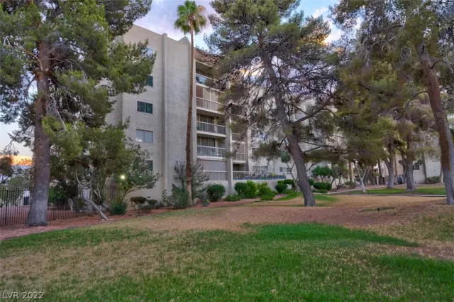 MLS: 2412682 Condo For Sale