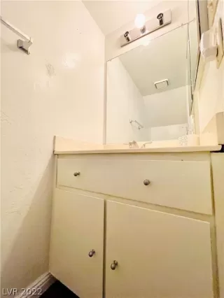 Photo #5: 2412687 Listing