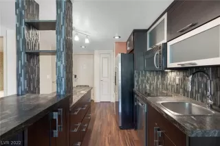 Photo #5: 2412691 Listing 