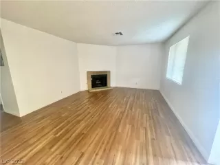 Photo #6: 2412721 Listing 