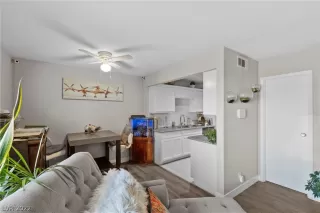 Photo #4: 2412809 Listing