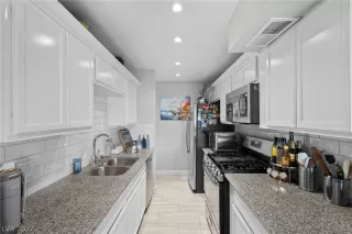 Photo #5: 2412809 Listing