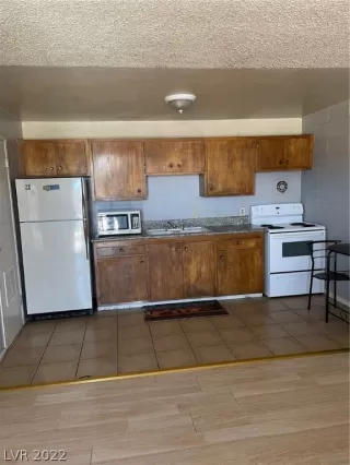 Photo #6: 2412827 Listing