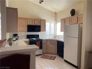 Photo #5: 2412875 Listing