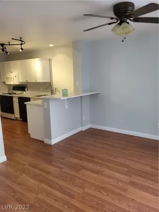 Photo #4: 2412906 Listing 