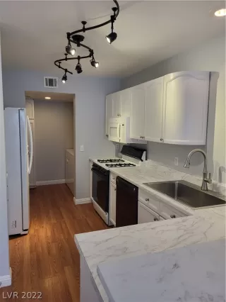 Photo #6: 2412906 Listing 