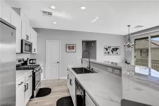 Photo #5: 2412914 Listing 