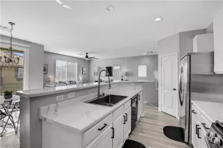 Photo #6: 2412914 Listing 