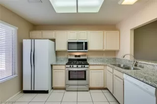 Photo #5: 2412919 Listing