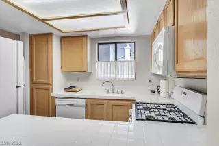 Photo #6: 2412994 Listing