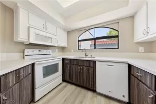 Photo #5: 2413076 Listing