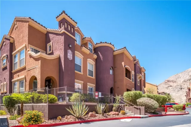 MLS: 2413091 Condo For Sale