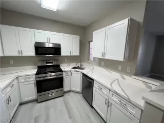 Photo #4: 2413199 Listing