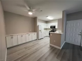 Photo #5: 2413199 Listing