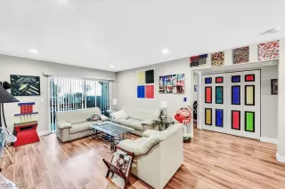 Photo #3: 2413224 Listing