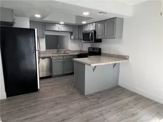 Photo #5: 2413301 Listing