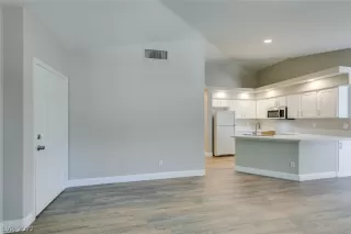 Photo #4: 2413635 Listing