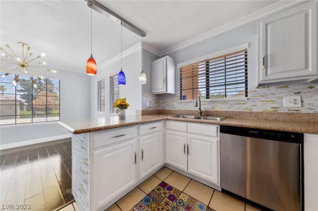 MLS: 2413672 Condo For Sale