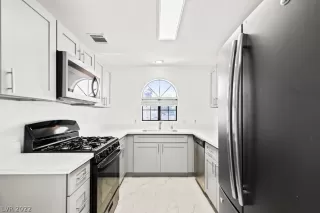 Photo #4: 2413705 Listing 