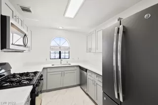 Photo #5: 2413705 Listing 