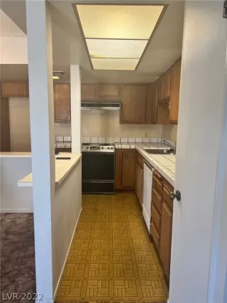 Photo #3: 2413725 Listing