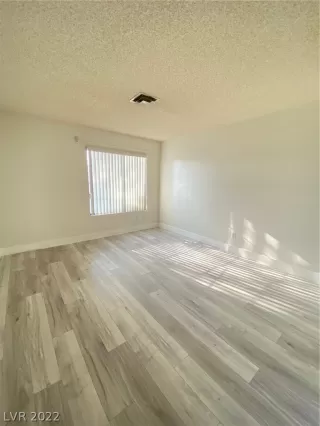 Photo #5: 2413726 Listing 