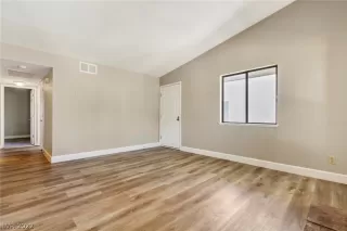 Photo #6: 2413894 Listing