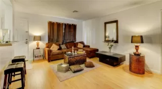 Photo #5: 2414117 Listing