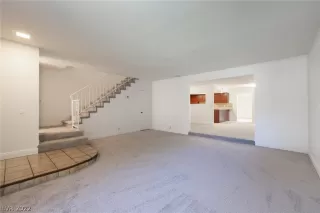 Photo #5: 2414218 Listing