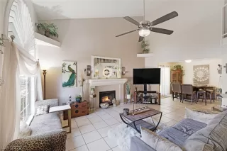 Photo #6: 2414280 Listing