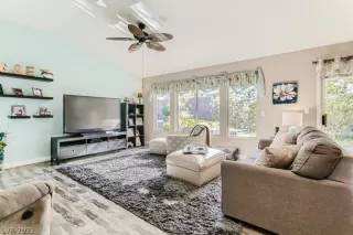 Photo #6: 2414294 Listing