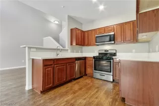 Photo #4: 2414323 Listing