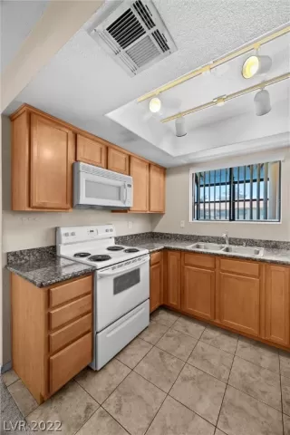 Photo #6: 2414352 Listing