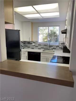 Photo #3: 2414683 Listing