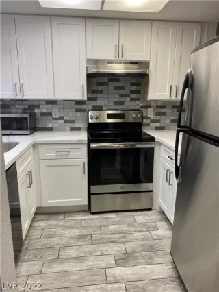 Photo #4: 2414683 Listing