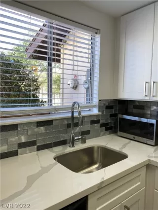 Photo #6: 2414683 Listing