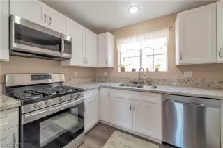 Photo #4: 2414861 Listing