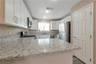 Photo #5: 2414861 Listing