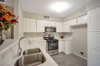 Photo #5: 2415105 Listing