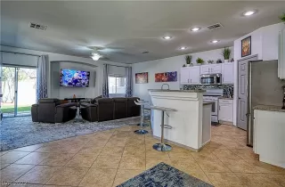 Photo #3: 2415107 Listing